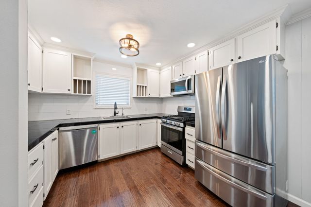 804 Lark Lane, Oak Leaf, TX 75154