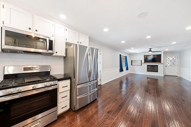 804 Lark Lane, Oak Leaf, TX 75154