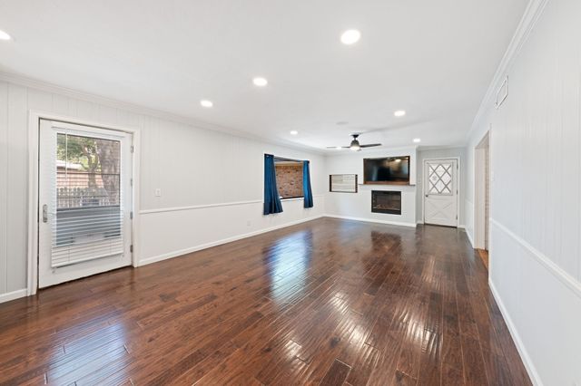 804 Lark Lane, Oak Leaf, TX 75154