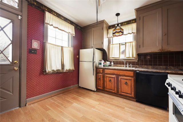 36 Commonwealth Ave, Duquesne, PA 15110