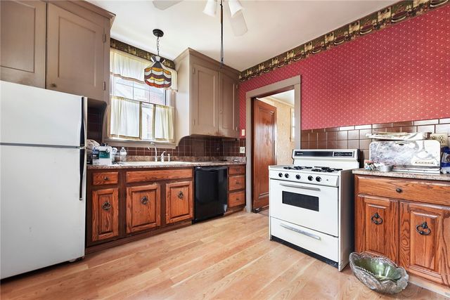 36 Commonwealth Ave, Duquesne, PA 15110