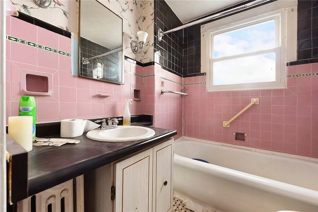 36 Commonwealth Ave, Duquesne, PA 15110