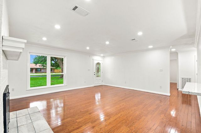 12211 3rd Street, Santa Fe, TX 77510