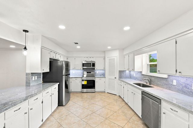 12211 3rd Street, Santa Fe, TX 77510