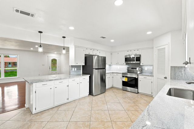 12211 3rd Street, Santa Fe, TX 77510
