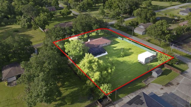 12211 3rd Street, Santa Fe, TX 77510