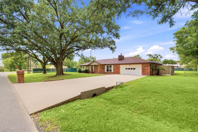 12211 3rd Street, Santa Fe, TX 77510