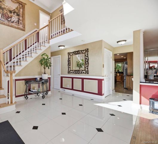 17 Nottingham Way, Mahopac, NY 10541