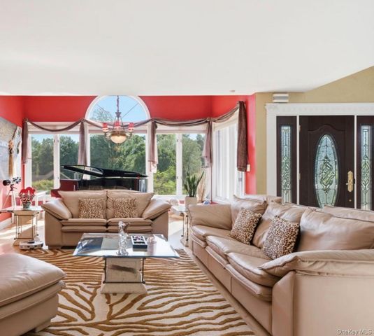 17 Nottingham Way, Mahopac, NY 10541