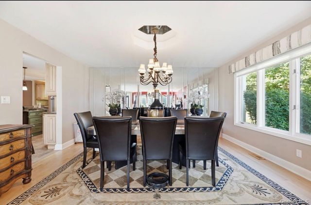 17 Nottingham Way, Mahopac, NY 10541