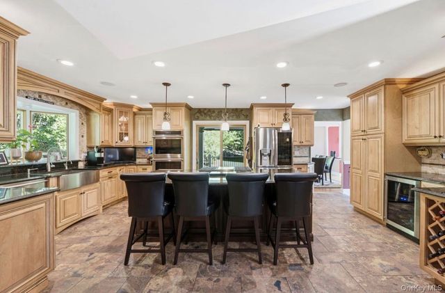 17 Nottingham Way, Mahopac, NY 10541