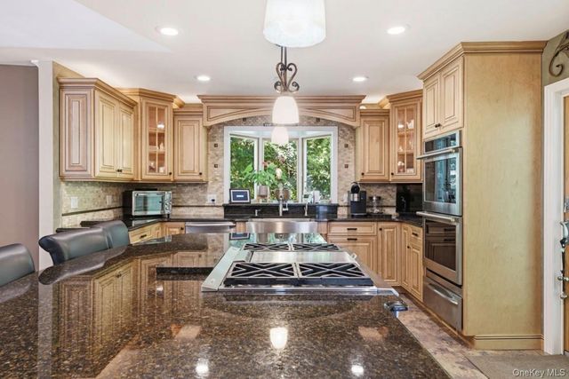 17 Nottingham Way, Mahopac, NY 10541