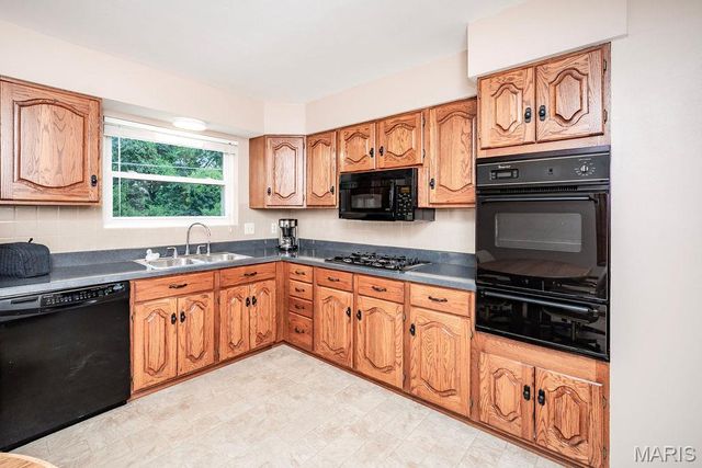4661 Skyridge Court, St Louis, MO 63128
