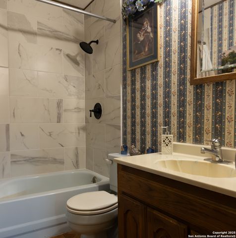 324 OAK LN, Poteet, TX 78065