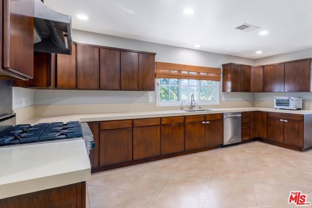 15405 Valley Vista Boulevard, Sherman Oaks, CA 91403