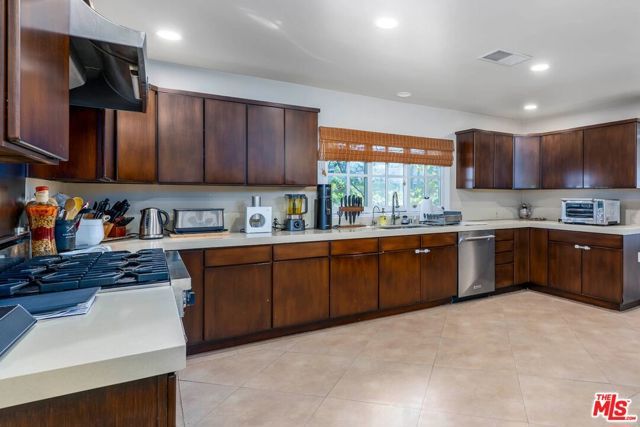 15405 Valley Vista Boulevard, Sherman Oaks, CA 91403