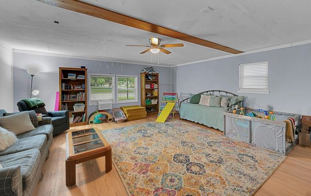 902 S Avenue L, Clifton, TX 76634