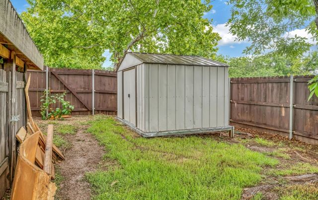 902 S Avenue L, Clifton, TX 76634