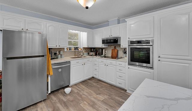 902 S Avenue L, Clifton, TX 76634