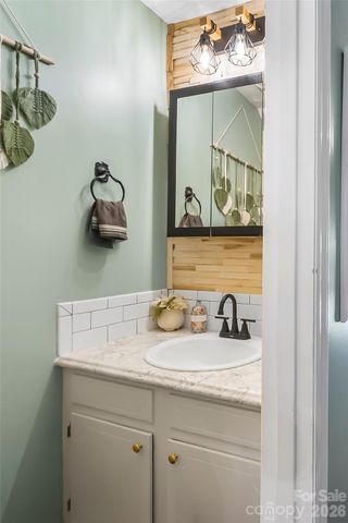 224 14th Avenue SE C, Hickory, NC 28602