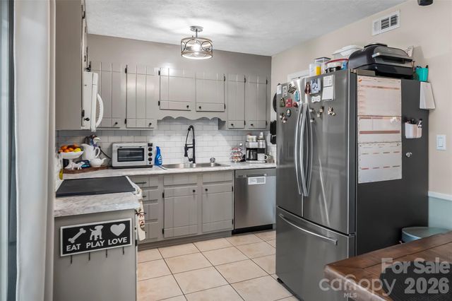 224 14th Avenue SE C, Hickory, NC 28602