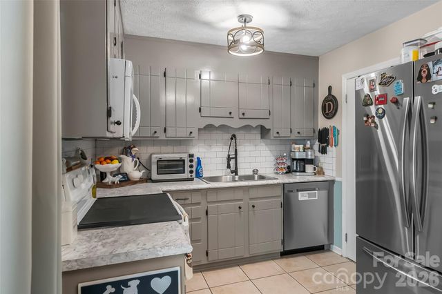 224 14th Avenue SE C, Hickory, NC 28602