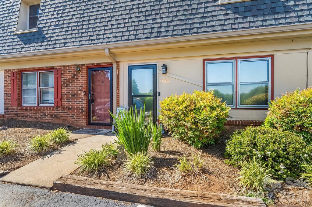 224 14th Avenue SE C, Hickory, NC 28602