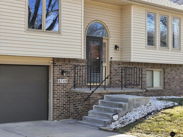 6740 Stephanie Lane, Lincoln, NE 68516