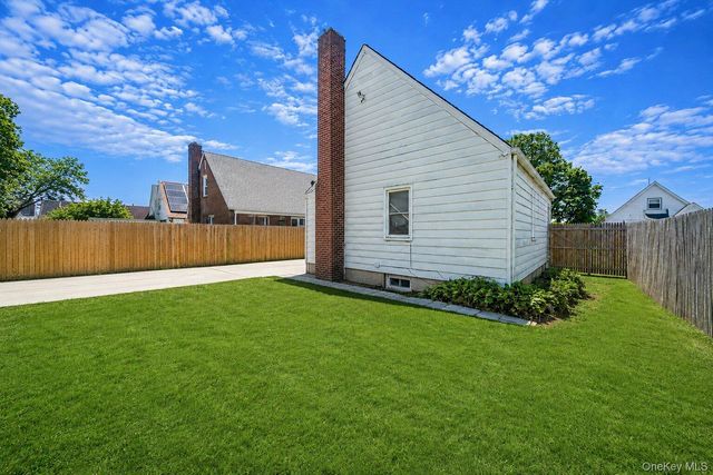 115 Wellington Street, Hempstead, NY 11550