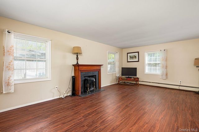 35 Spencer Lane, Stony Brook, NY 11790