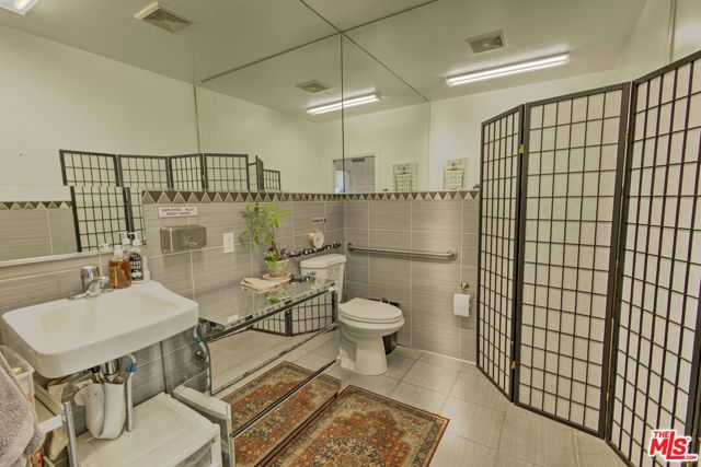 7172 Melrose Avenue, Los Angeles, CA 90046