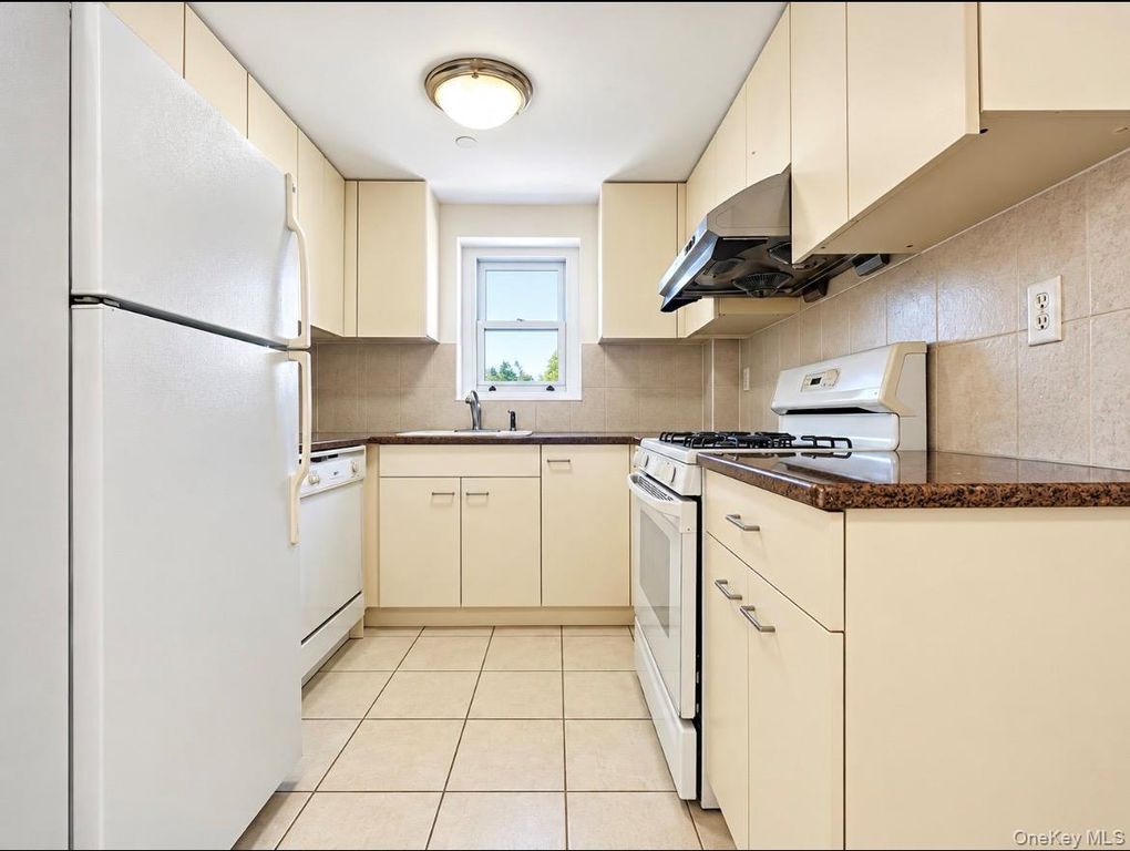 63-47 Booth Street 6B, Rego Park, NY 11374 — photo 5