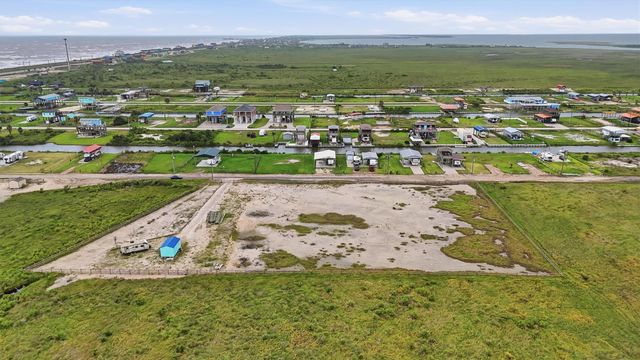 1112 Paisley Street, Gilchrist, TX 77617