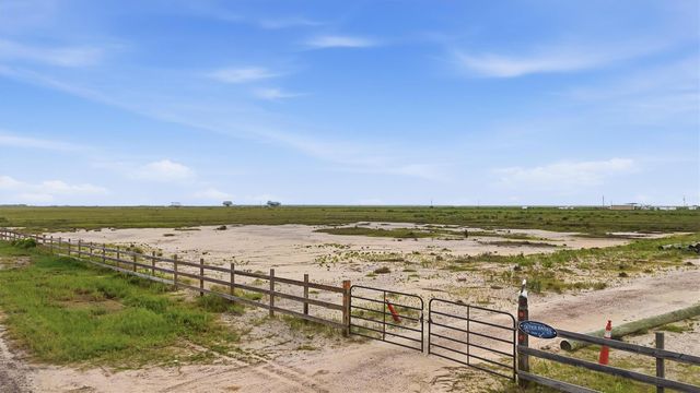 1112 Paisley Street, Gilchrist, TX 77617