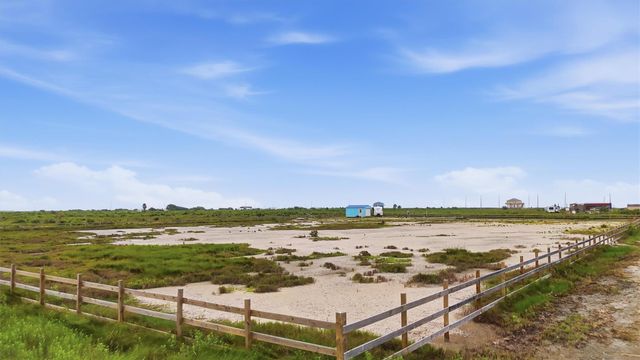 1112 Paisley Street, Gilchrist, TX 77617