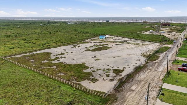 1112 Paisley Street, Gilchrist, TX 77617