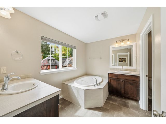 9445 Nw HARVEST HILL Dr, Portland, OR 97229