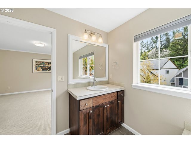 9445 Nw HARVEST HILL Dr, Portland, OR 97229