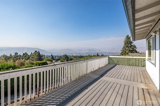 1810 9th Street NE, East Wenatchee, WA 98802