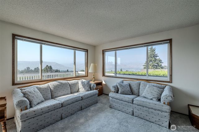 1810 9th Street NE, East Wenatchee, WA 98802