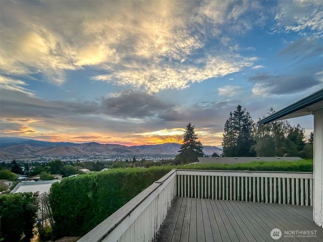 1810 9th Street NE, East Wenatchee, WA 98802