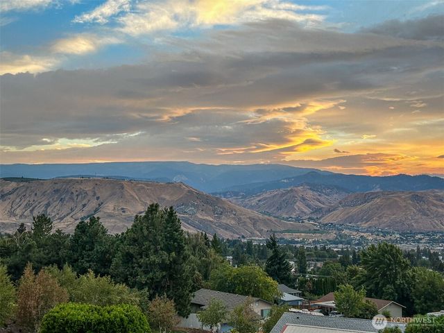 1810 9th Street NE, East Wenatchee, WA 98802