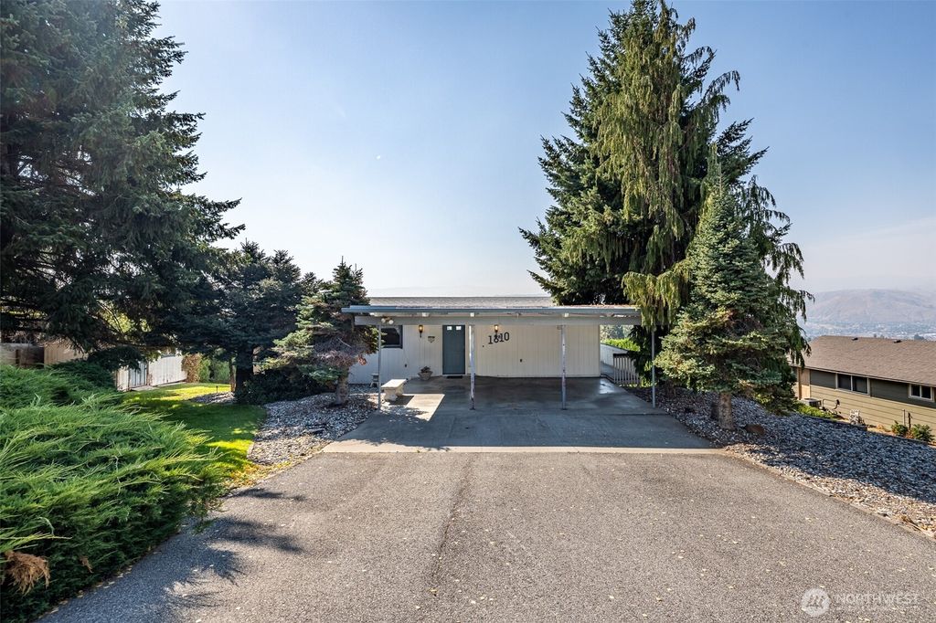 1810 9th Street NE, East Wenatchee, WA 98802