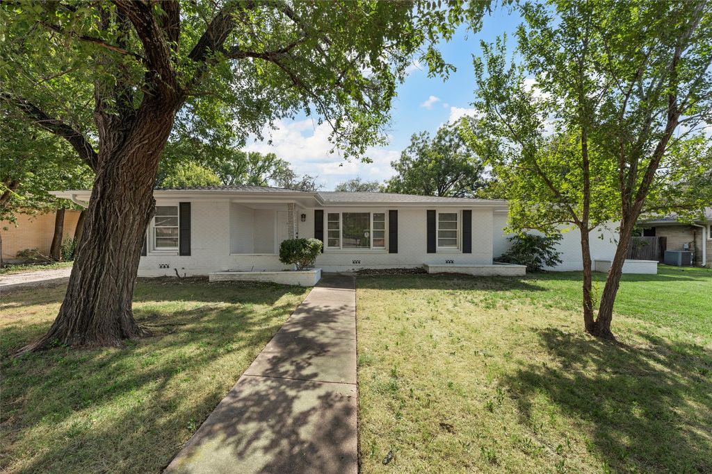 2416 Lake Air Drive, Waco, TX 76710