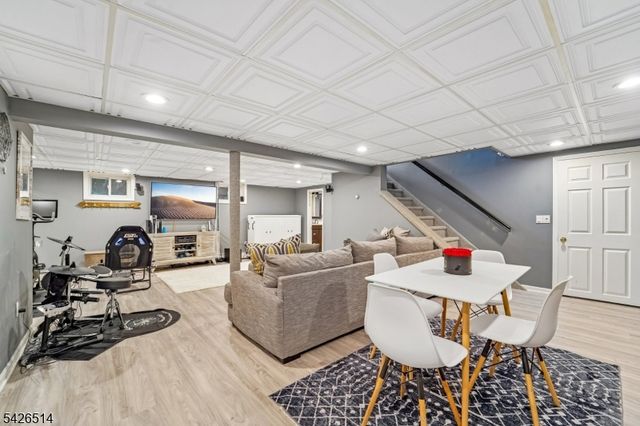 52 Stonefence Rd, Oakland Boro, NJ 07436