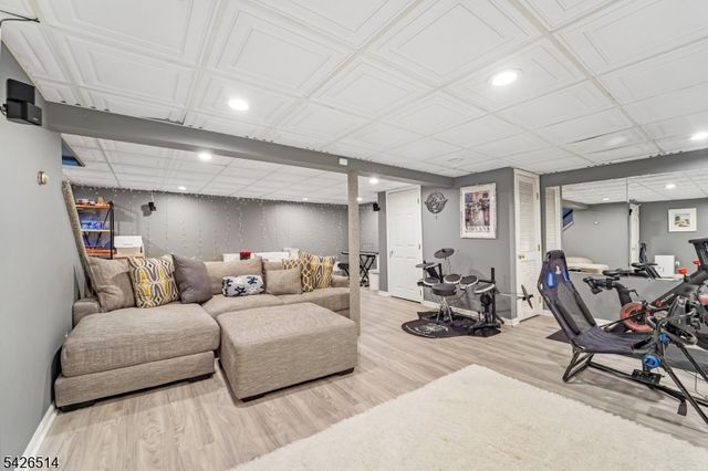 52 Stonefence Rd, Oakland Boro, NJ 07436