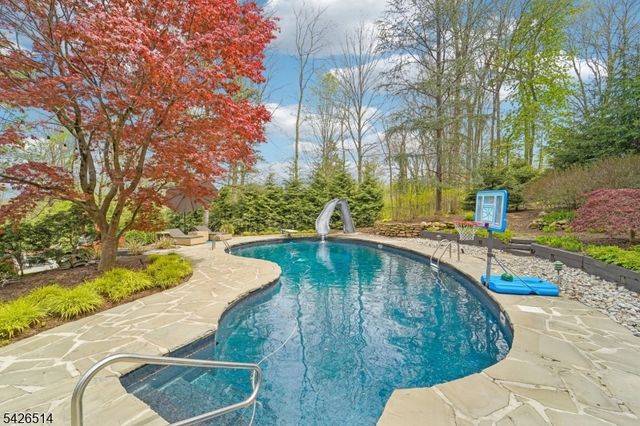 52 Stonefence Rd, Oakland Boro, NJ 07436