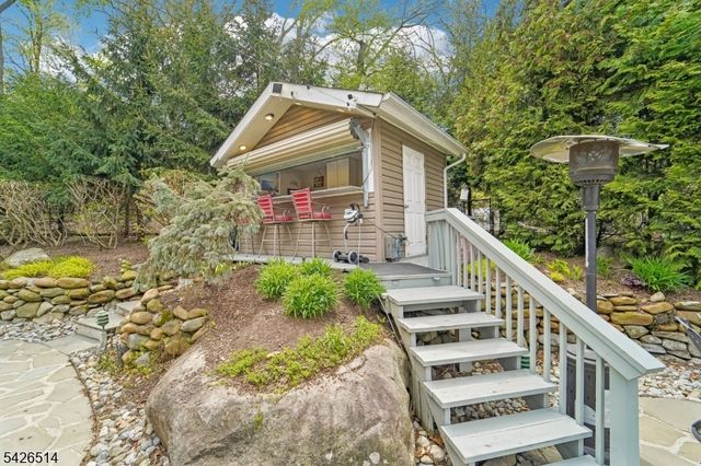 52 Stonefence Rd, Oakland Boro, NJ 07436