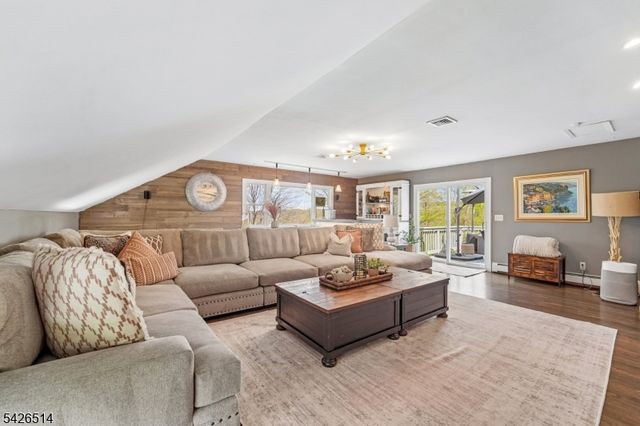 52 Stonefence Rd, Oakland Boro, NJ 07436