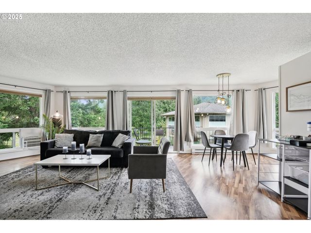 68646 E FAIRWAY ESTATES Rd, Welches, OR 97067